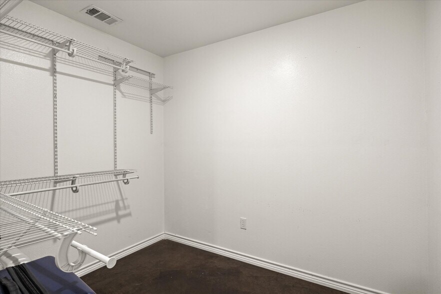 More Photos Of 1817 S Morgan St, Granbury Auto Dealership For Sale