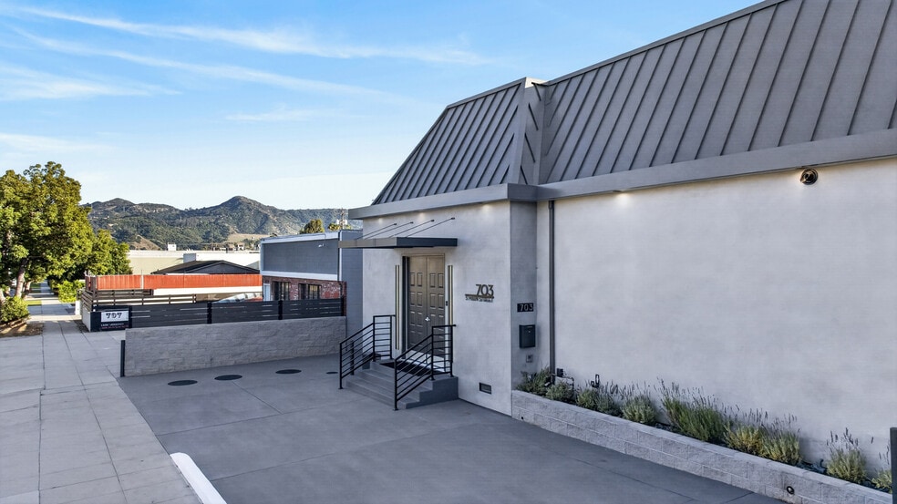 More Photos Of 703 S Main St, Burbank Showroom For Sale