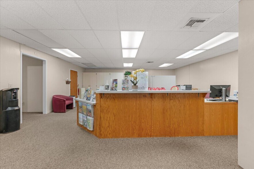 More Photos Of 339 W D St, Lemoore Storefront For Sale