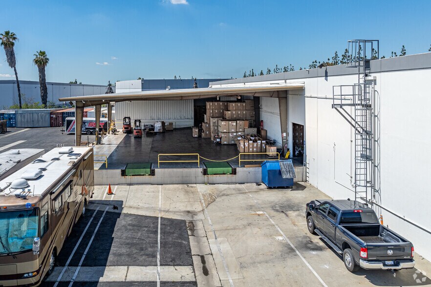More Photos Of 13220 Molette St, Santa Fe Springs Distribution For Lease