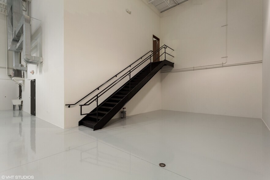 More Photos Of 475 Quadrangle Dr, Bolingbrook Warehouse For Lease
