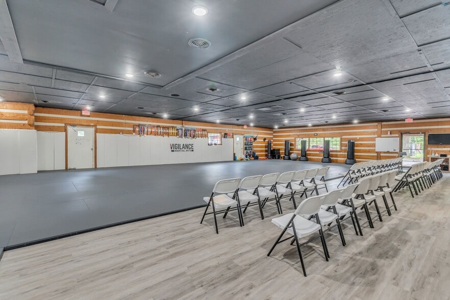 More Photos Of 207 Highway 96 N, Fairview Showroom For Sale