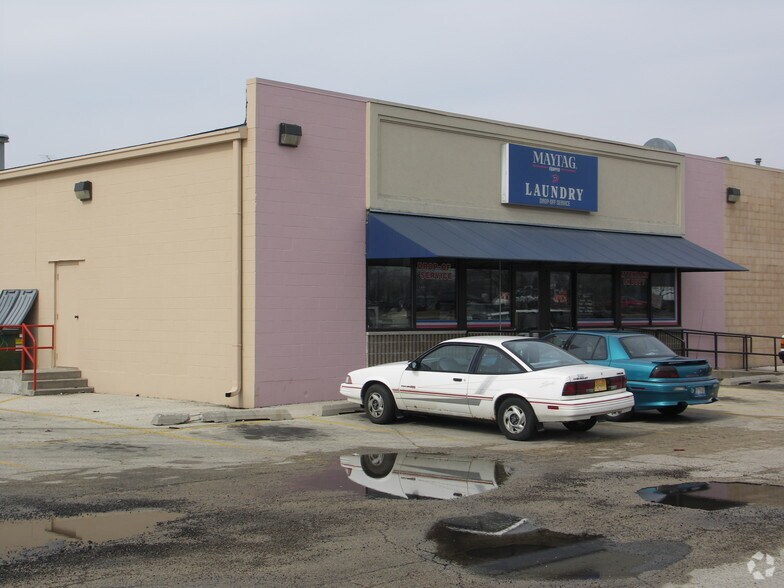 More Photos Of 342-380 W Chrysler Dr, Belvidere Storefront For Sale