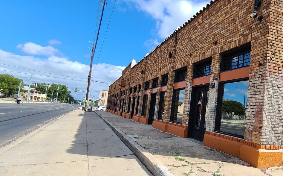 Primary Photo Of 4500-4512 S Flores St, San Antonio Storefront Retail Office For Lease