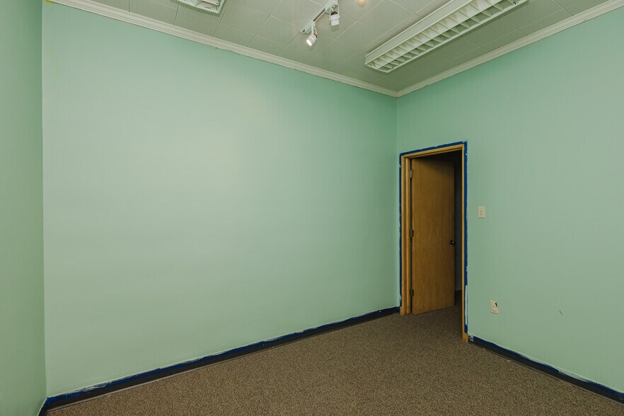 More Photos Of 724 N Main St, Newton Storefront For Sale