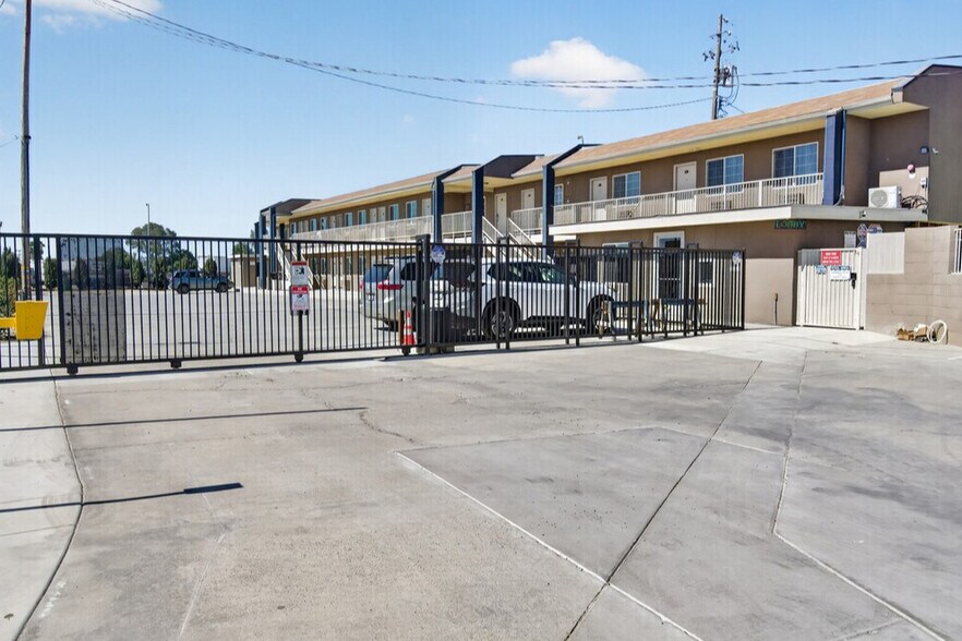 Primary Photo Of 2111 Whitley Ave, Corcoran Hotel For Sale