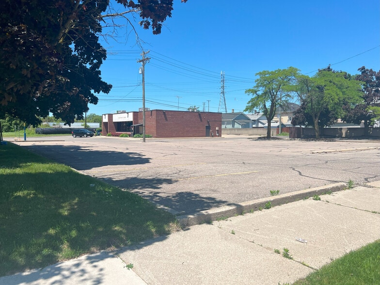 More Photos Of 60 Southfield Rd, Ecorse Bank For Sale