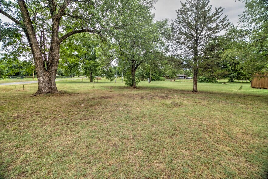 More Photos Of 604 S Rodeo Dr, Comanche Storefront Retail Office For Sale