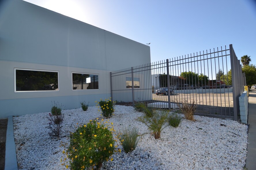 More Photos Of 9016 Fullbright Ave, Chatsworth Warehouse For Lease