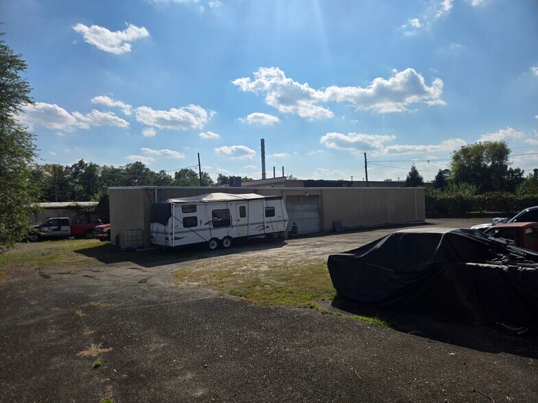 More Photos Of 400 Otter St, Bristol General Retail For Sale