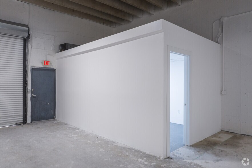 More Photos Of 18520-18590 NE 2nd Ave, Miami Warehouse For Lease