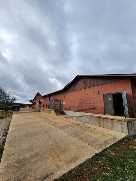 More Photos Of 6-20 E Springfield Rd, Sullivan Storefront Retail Office For Lease