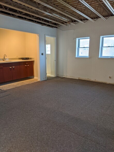 More Photos Of 6575-6577 N Avondale Ave, Chicago Service For Lease