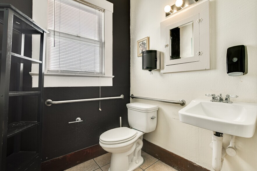 More Photos Of 1007 E 7th St, Austin Storefront Retail Office For Lease