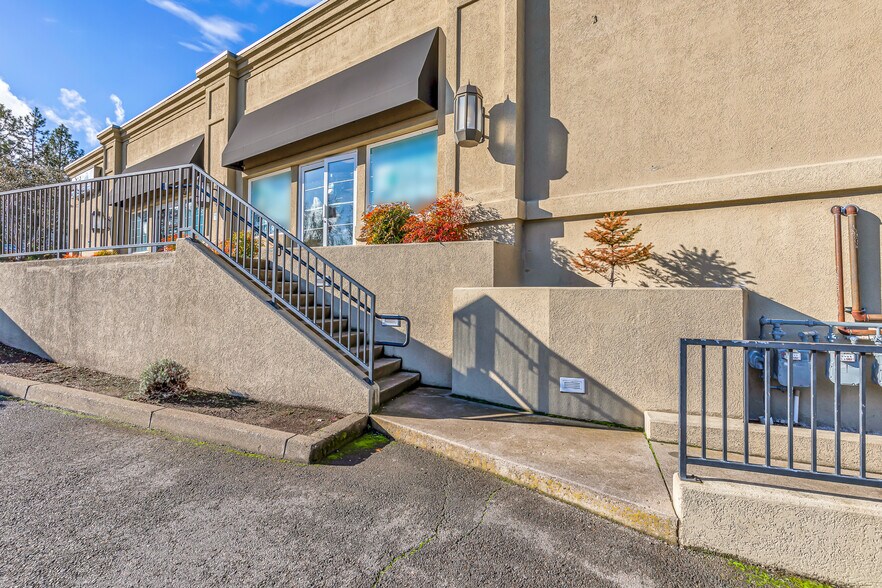 More Photos Of 1401 Siskiyou Blvd, Ashland Office For Lease