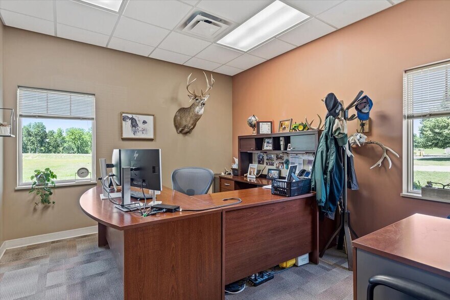 More Photos Of 103 Centre Dr, Petersburg Office For Sale