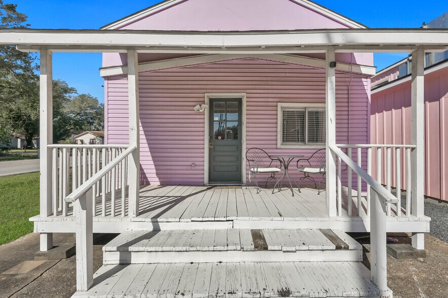 More Photos Of 213 Houston St, Tomball Storefront Retail Office For Lease
