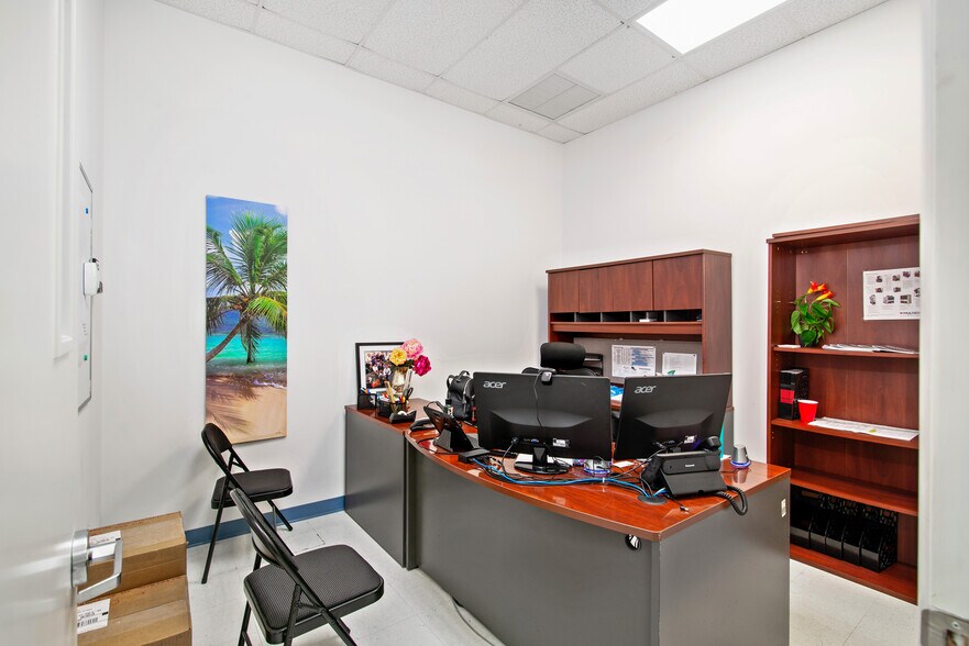 More Photos Of 2805-2889 N Commerce Pky, Miramar Distribution For Lease