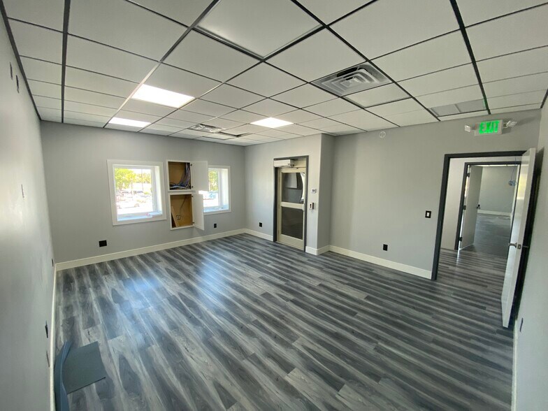 More Photos Of 1092-1086 NE Industrial Blvd, Jensen Beach Light Manufacturing For Sale