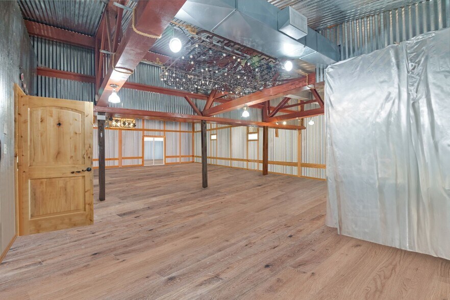 More Photos Of 517 E Brazos Ave, West Columbia Freestanding For Sale