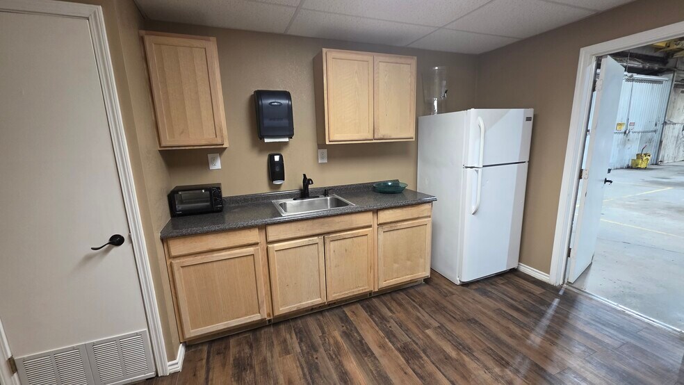 More Photos Of 3351 Westover Dr, Odessa Service For Lease