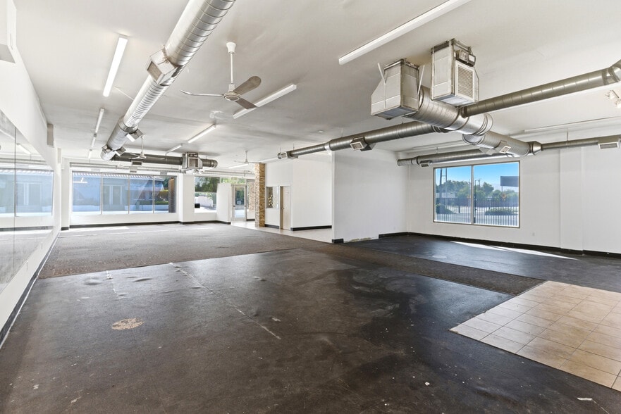 More Photos Of 215 S Citrus Ave, Covina Storefront For Lease