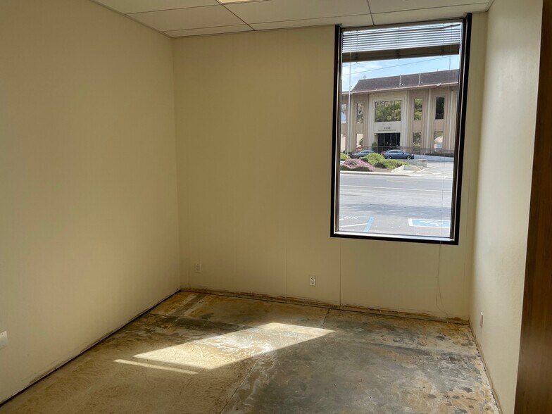 More Photos Of 2650-2656 E Bayshore Rd, Palo Alto Light Manufacturing For Lease