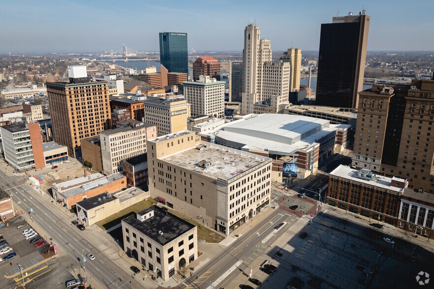 More Photos Of 600 N Jefferson St, Toledo Office For Lease