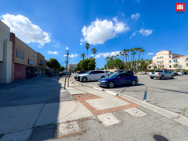 More Photos Of 18353 Sherman Way, Reseda Storefront Retail Office For Lease