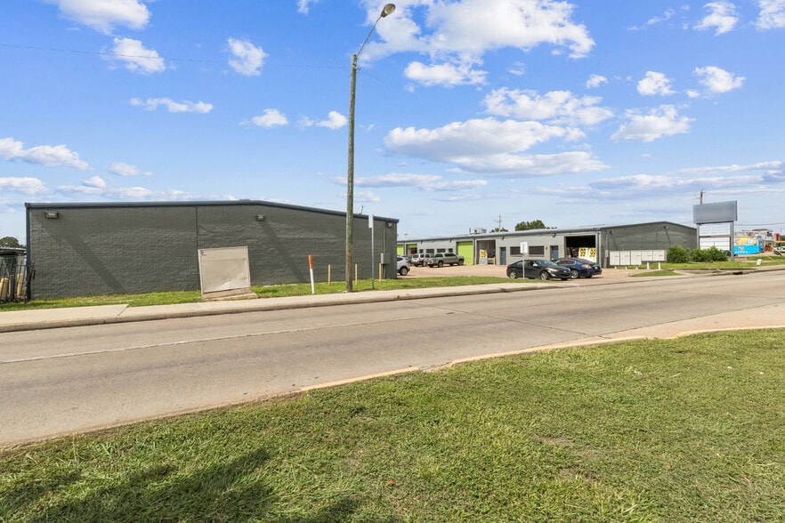 More Photos Of 11430 Bissonnet St, Houston Warehouse For Lease