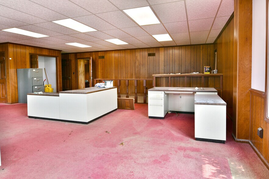 More Photos Of 696 Valley View Dr, Brookfield Office For Sale