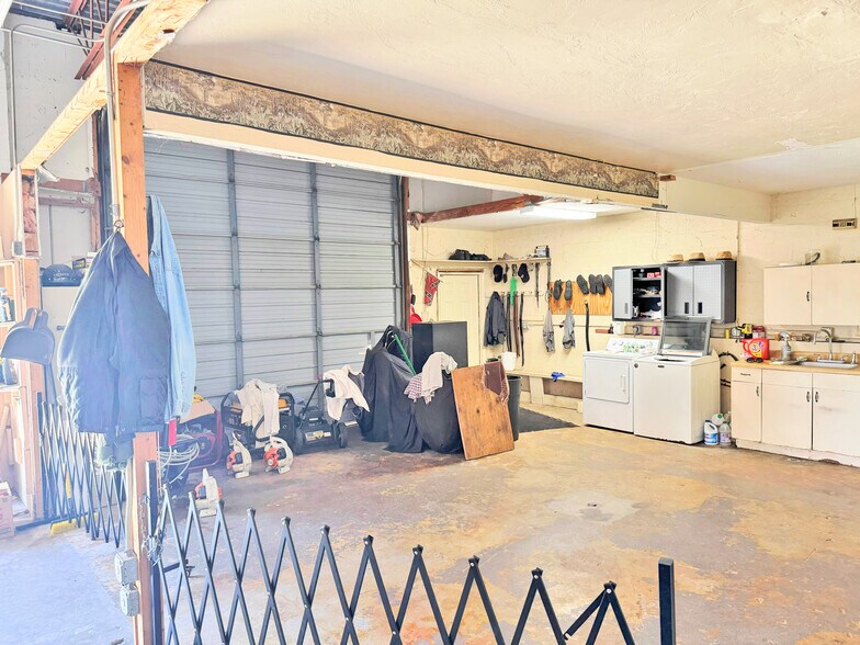 More Photos Of 1029 SE 12th Ct, Cape Coral Warehouse For Lease