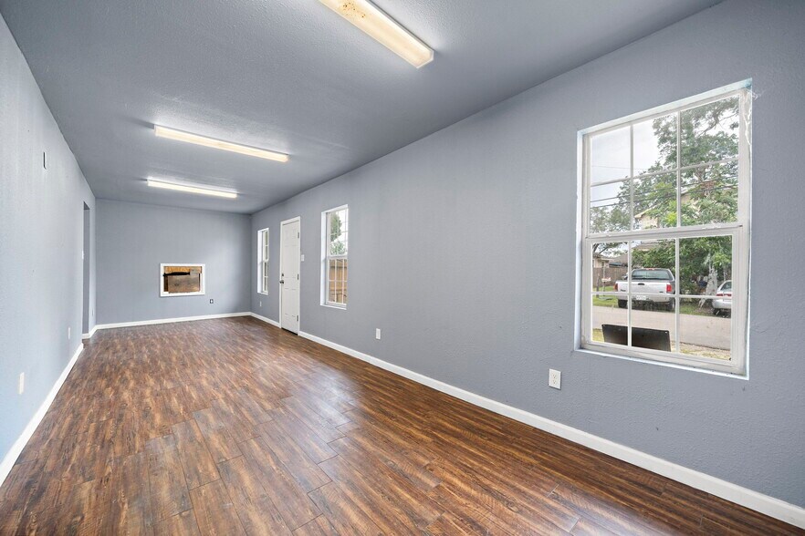 More Photos Of 120 N Bryan St, Houston Warehouse For Lease