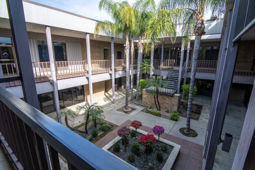 More Photos Of 5405 Stockdale Hwy, Bakersfield Office For Lease