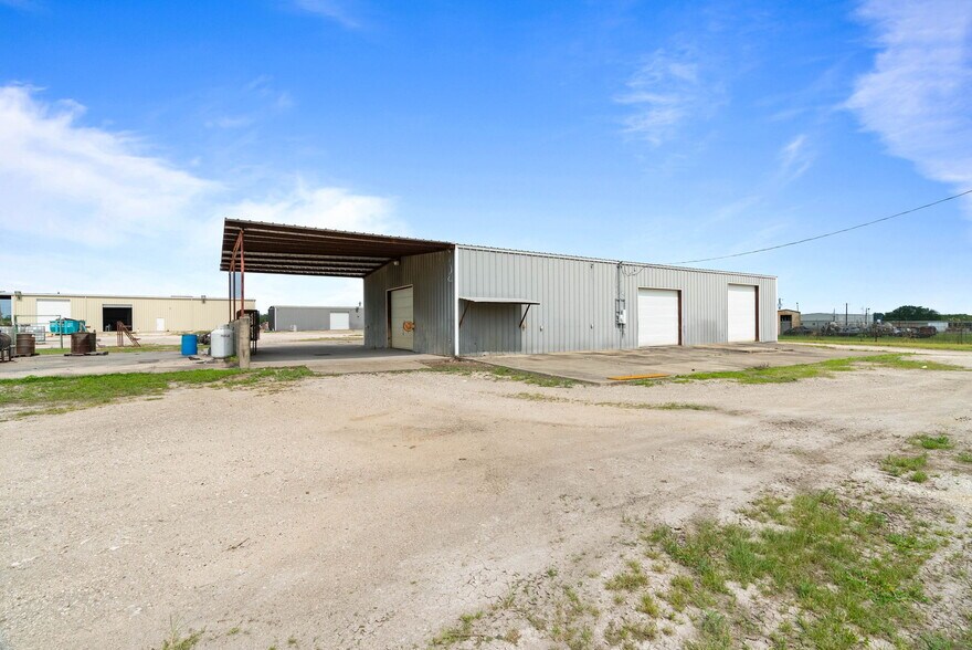 More Photos Of 2404 N US Highway 281, Alice Flex For Lease