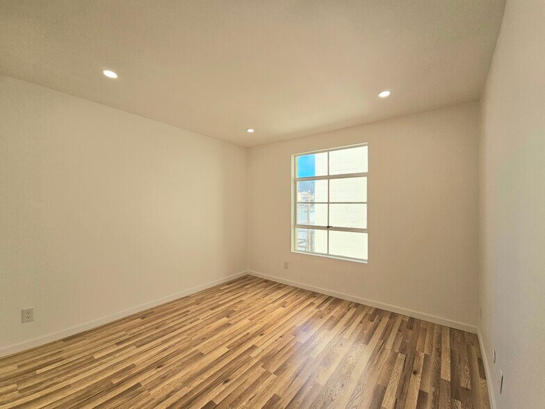 More Photos Of 823 Webster St, Oakland Storefront Retail Residential For Sale