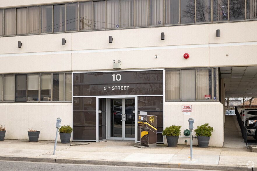 More Photos Of 10 5th St, Valley Stream Office For Lease