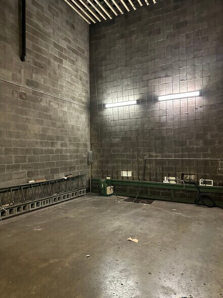 More Photos Of 1236 E Washington St, New Castle Showroom For Sale