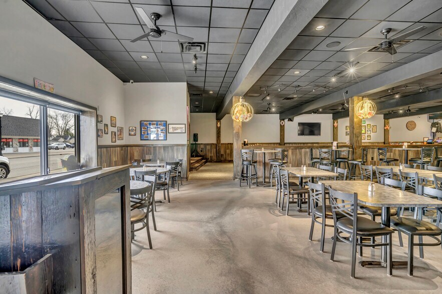 More Photos Of 53 N Howard Ave, Croswell Bar For Sale