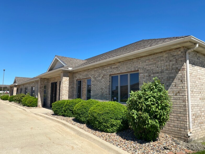 More Photos Of 1012 Ekstam Dr, Bloomington Office For Lease