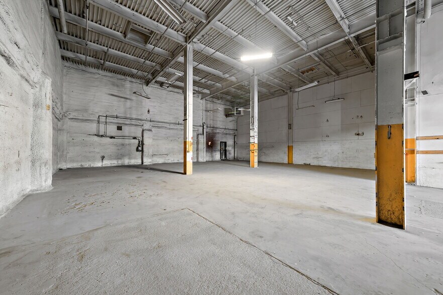 More Photos Of 35-75 Rue De L'acier, Coteau-du-lac Manufacturing For Sale
