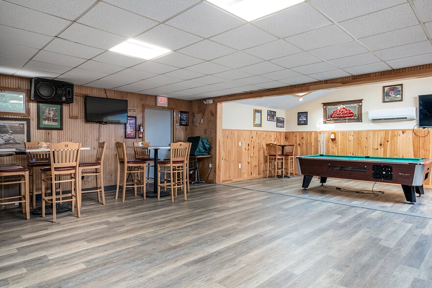 More Photos Of 104 Canal St, Blackstone Bar For Sale