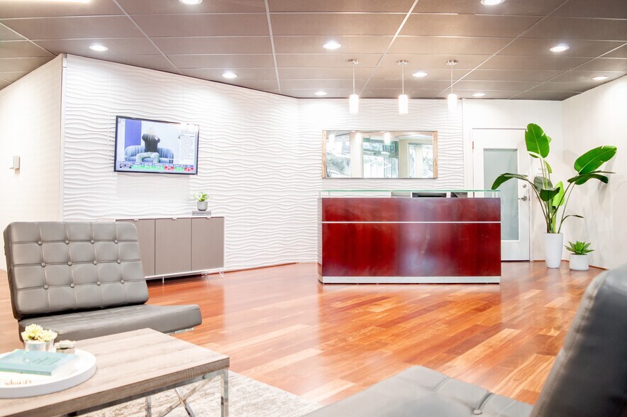 More Photos Of 1701 W Northwest Hwy, Grapevine Coworking Space