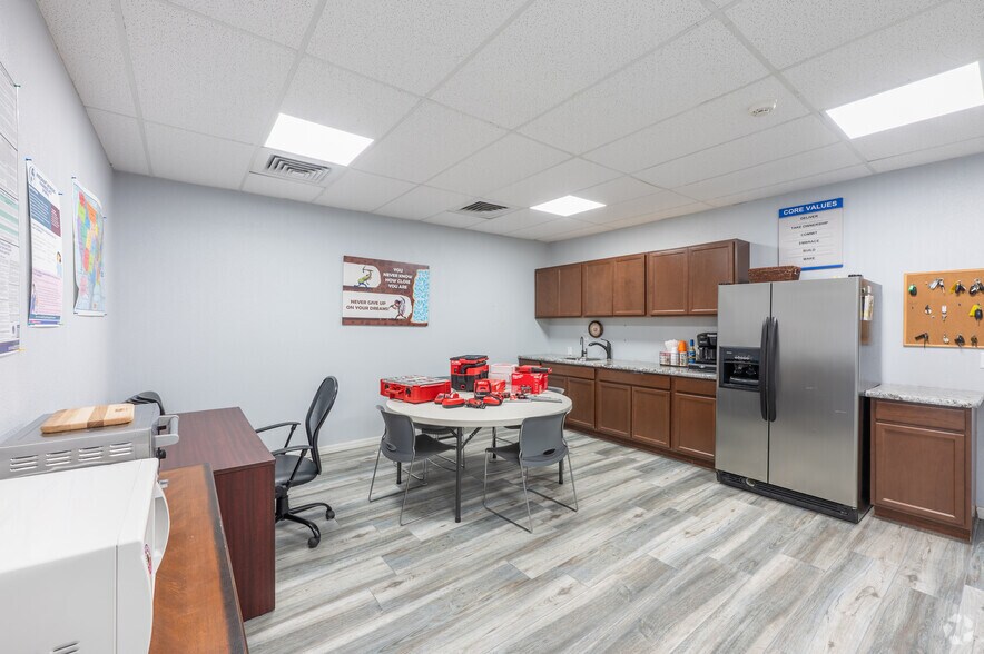 More Photos Of 2880 Sweetwater Ave, Lake Havasu City Light Manufacturing For Sale