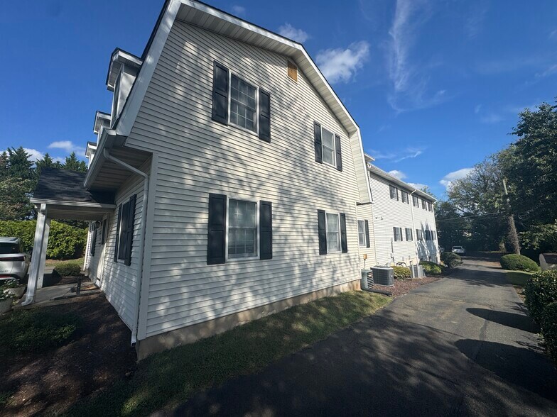 More Photos Of 39 Garrett St, Warrenton Office For Sale