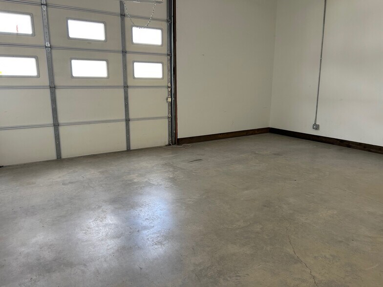 More Photos Of 718 Brehmer Ln, Fredericksburg Warehouse For Lease