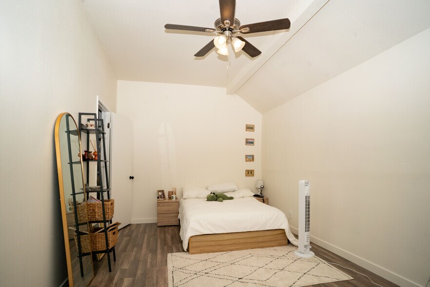 More Photos Of 1951 Hornblend St, San Diego Apartments For Sale