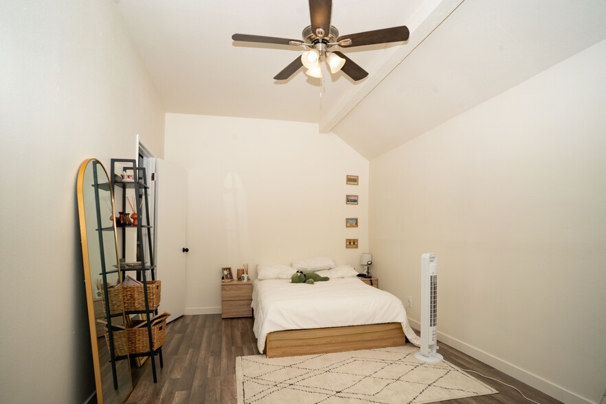 More Photos Of 1951 Hornblend St, San Diego Apartments For Sale