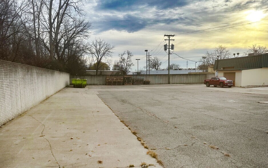More Photos Of 23690 Telegraph Rd, Southfield Unknown For Lease