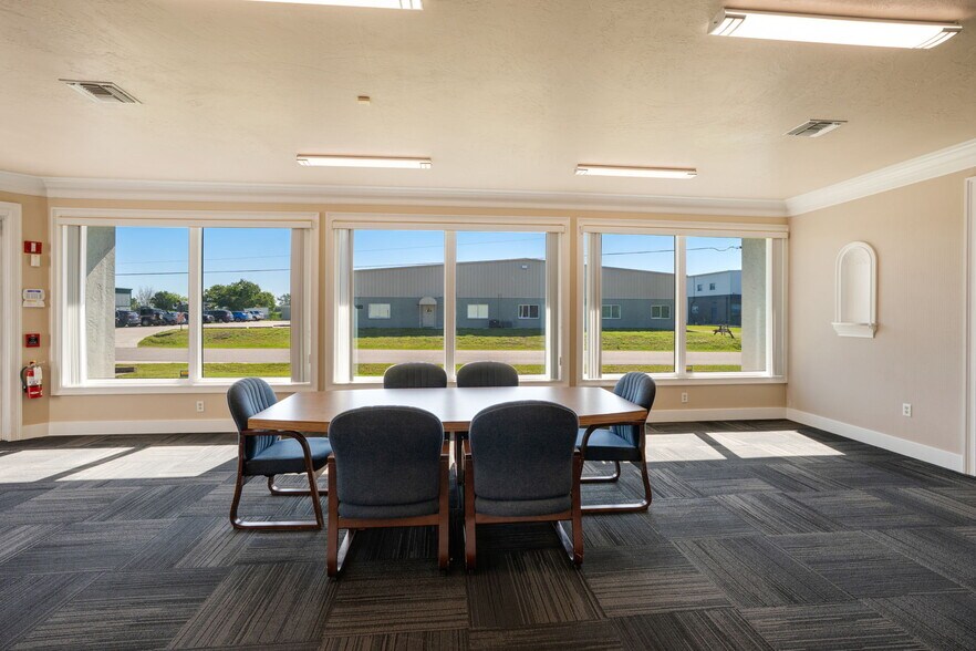 More Photos Of 1734 Apex Rd, Sarasota Warehouse For Lease